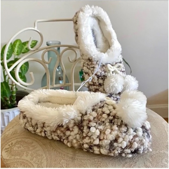 🪞 NEW Steve Madden fuzzy pebbled front pom pom women’s loafer slippers in multi - Picture 4 of 4
